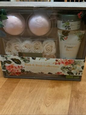Livegreen Frosted Berry Bath & Body Gift Set - Cream